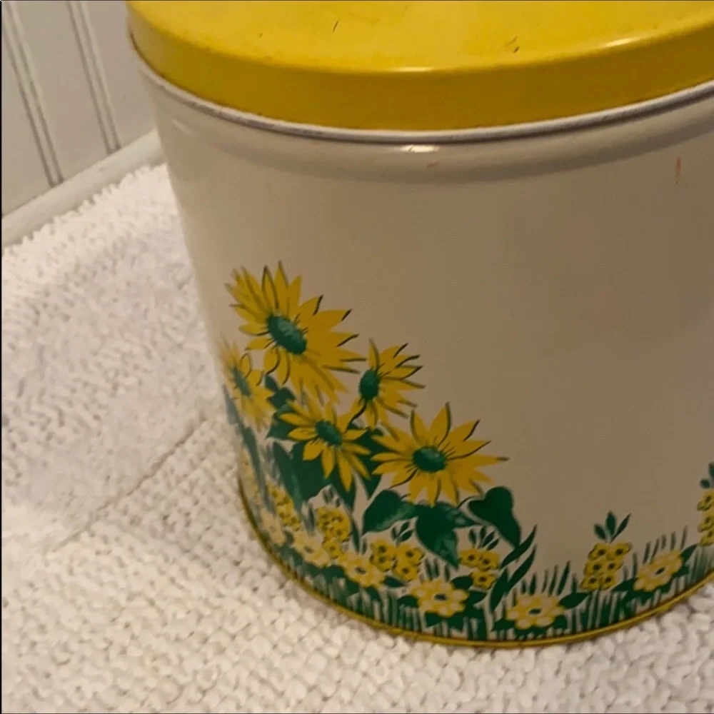 Vintage 1970’s Yellow Daisy Tin Canister